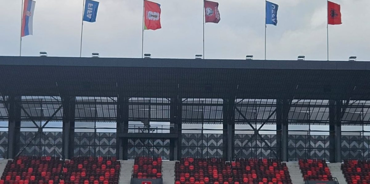 E hoqën për të shmangur incidentet, Fedrata Serbe rikthen flamurin shqiptar në stadiumin ku do të luhet ndeshja 