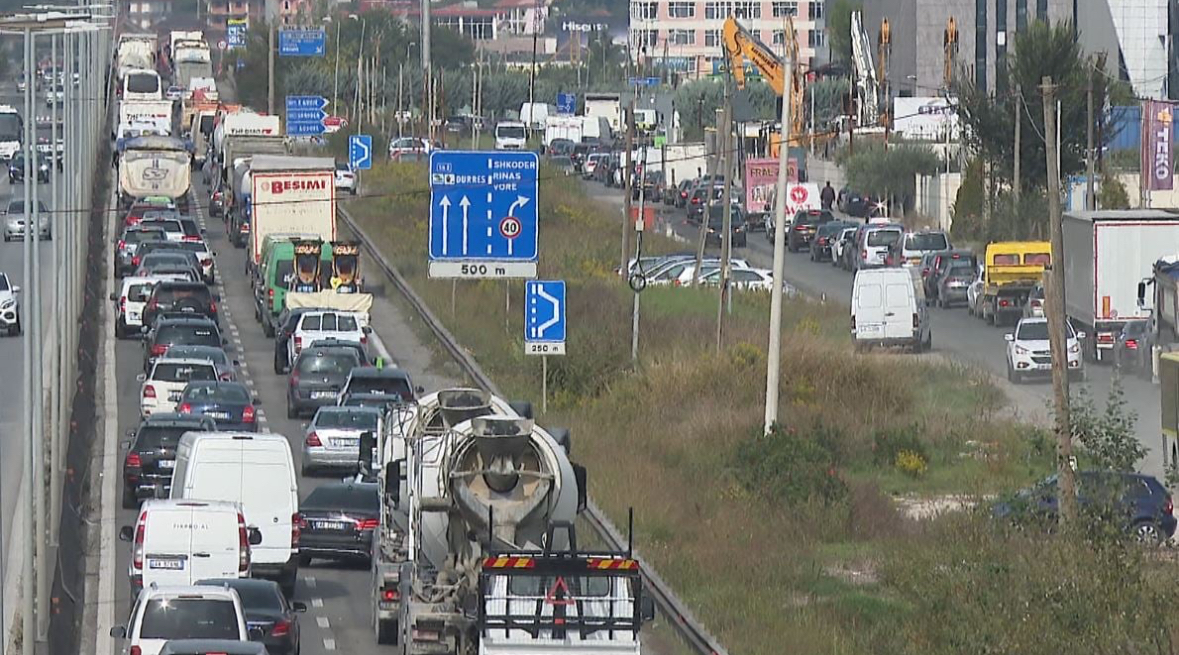Mbyllja e autostradës Tiranë-Durrës/ “Paralizohen” rrugët e kryeqytetit, reagon policia