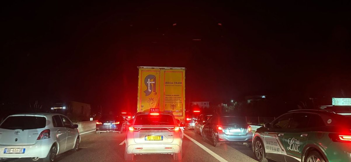Mbyllja e autostradës Vorë-Durrës shkakton trafik edhe në aksin Tiranë-Elbasan, vazhdojnë radhët kilometrike 