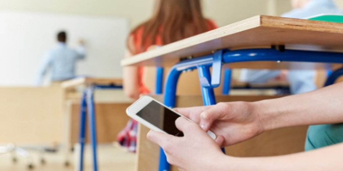 Kryebashkiaku: Qytetarët duhet të përdorin telefonin më pak se 2 orë 