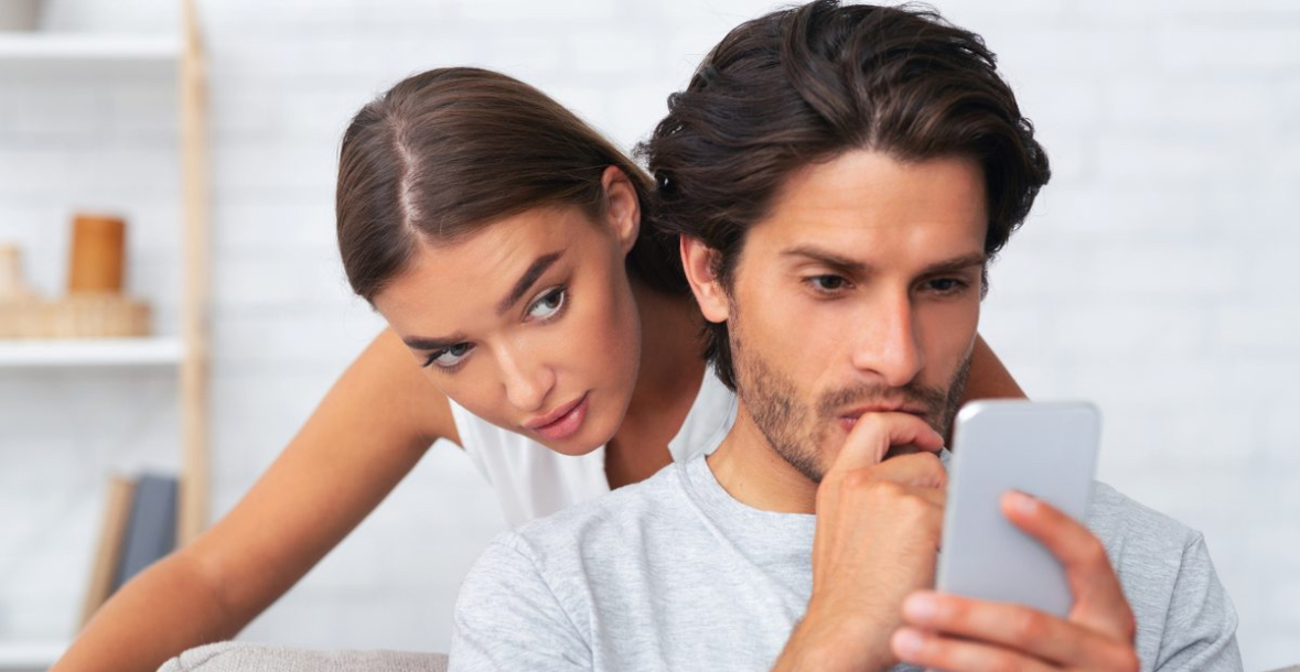 A duhet t’i kontrollojnë telefonat çiftet njëri-tjetrit?! 