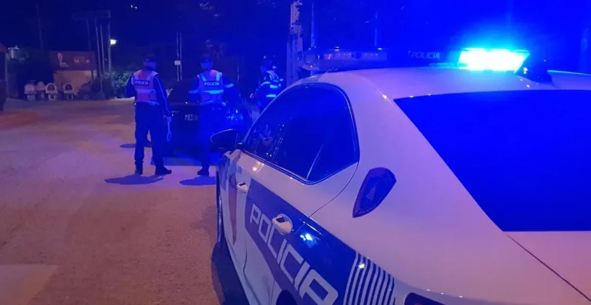 Përfshihet nga flakët kati i parë i një hoteli në Tiranë 