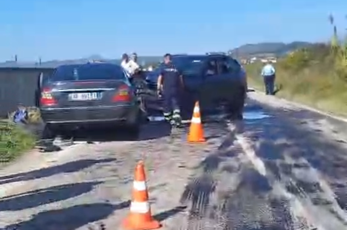 Video/ Përplasen tre automjete në aksin “Maminas-Gjiri i Lalëzit”, plagosen dy vajza