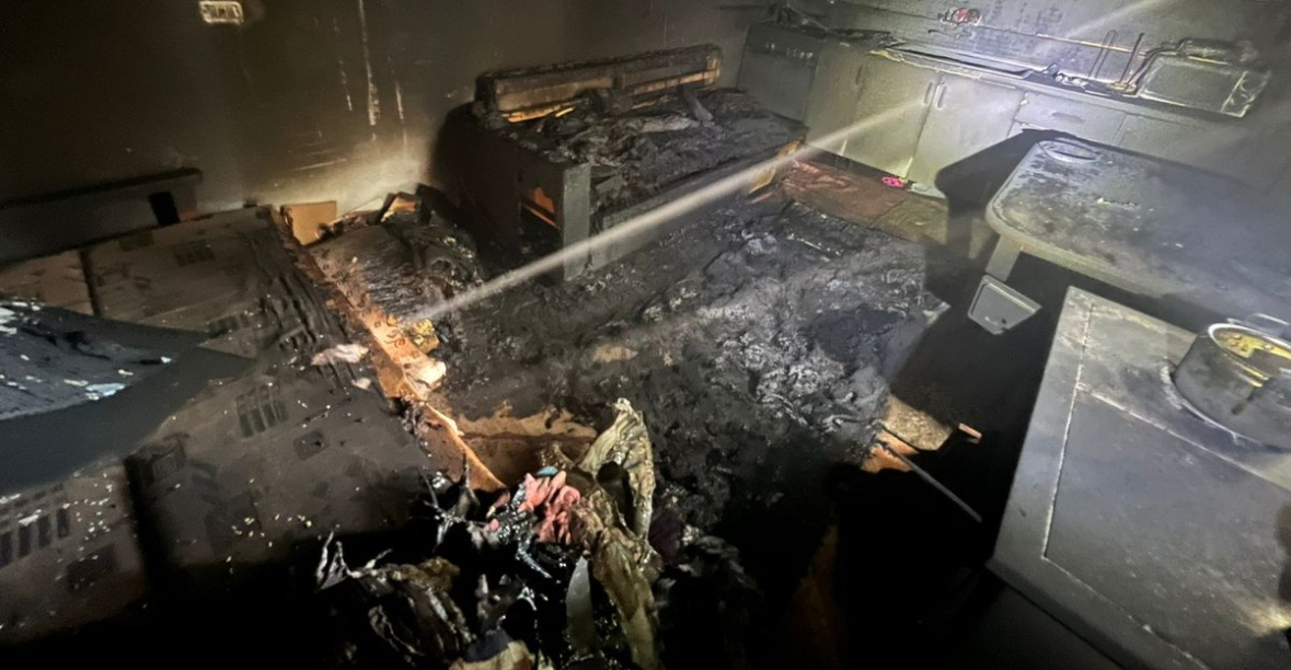 Zjarri në një banesë në Maliq, humb jetën nëna, fëmijët në spital 