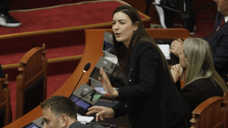 Zegjineja kritikon deputetët e opozitës: Ua, ç’është kjo paçavure