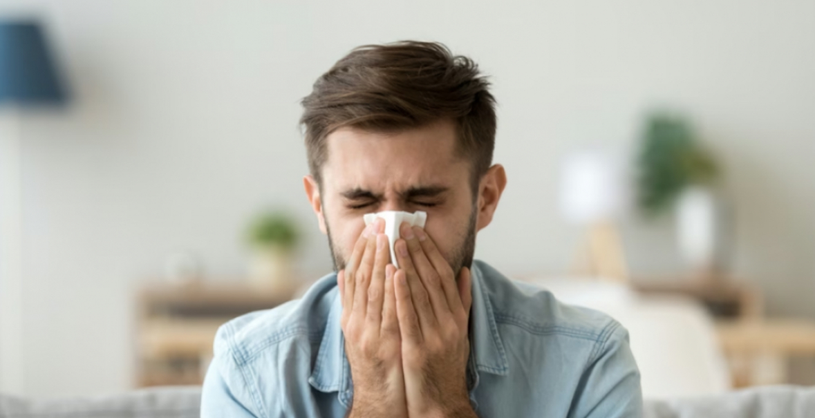 Sezoni i ftohtë sjell teshtimat: Si lindin, pse janë më të forta tek burrat dhe pse nuk duhet t’i mbajmë 