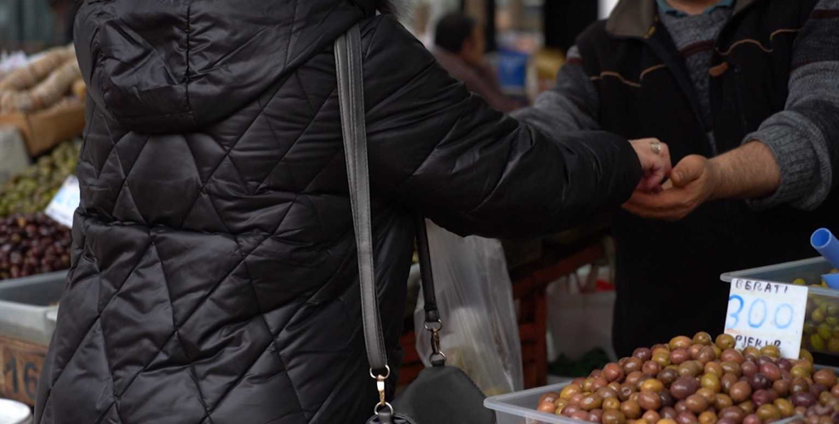 55% e shqiptarëve kanë vështirësi të mbyllin muajin, të dytët në Europë