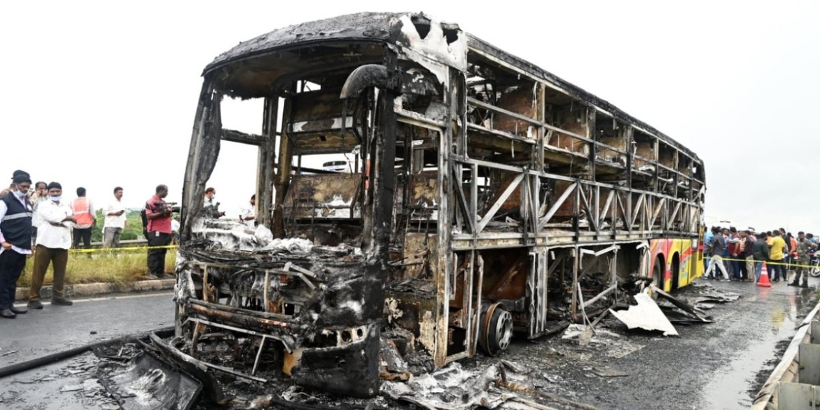 Indi/ Autobusi përfshihet nga flakët pas aksidentit, dhjetëra pasagjerë digjen të gjallë 