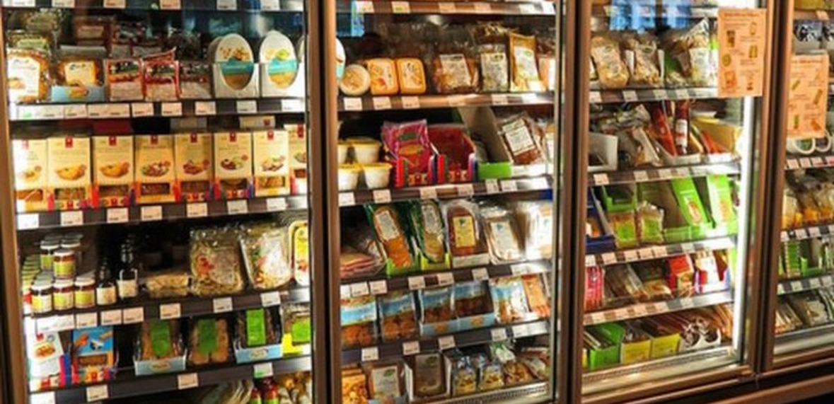 Franca ndalon hedhjen e ushqimit, detyron supermarketet ta japin për njerëzit në nevojë 