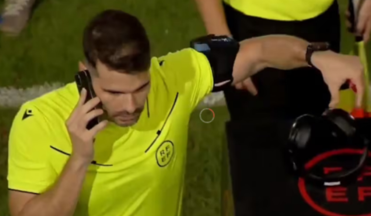 E paprecedentë! Gjyqtarit anulon golin me telefon, pamjet bëjnë xhiron e rrjetit në Spanjë