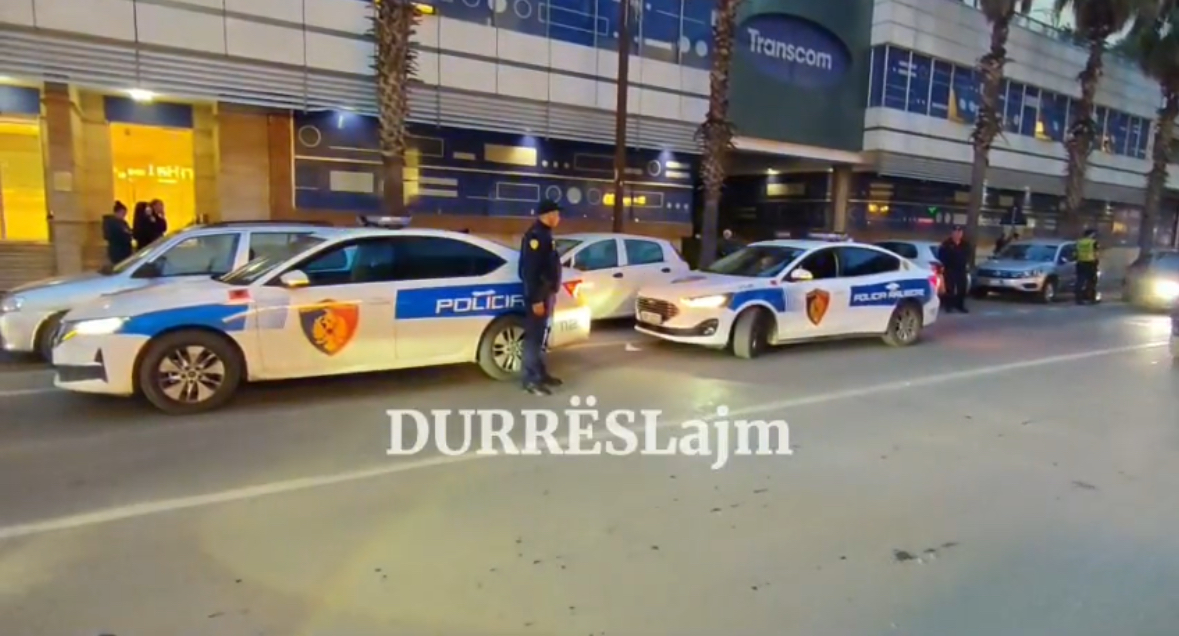 Video/Aksident në Durrës, makina përplas nënë e bir në rrugën “Taulantia”