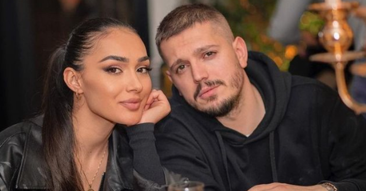 Ndahet Elgit Doda nga Klea Huta? Çifti fshijnë fotot me njëri-tjetrin, kush është vajza nga Lushnja që i ka &#8216;vjedhur&#8217; zemrën këngëtarit? 