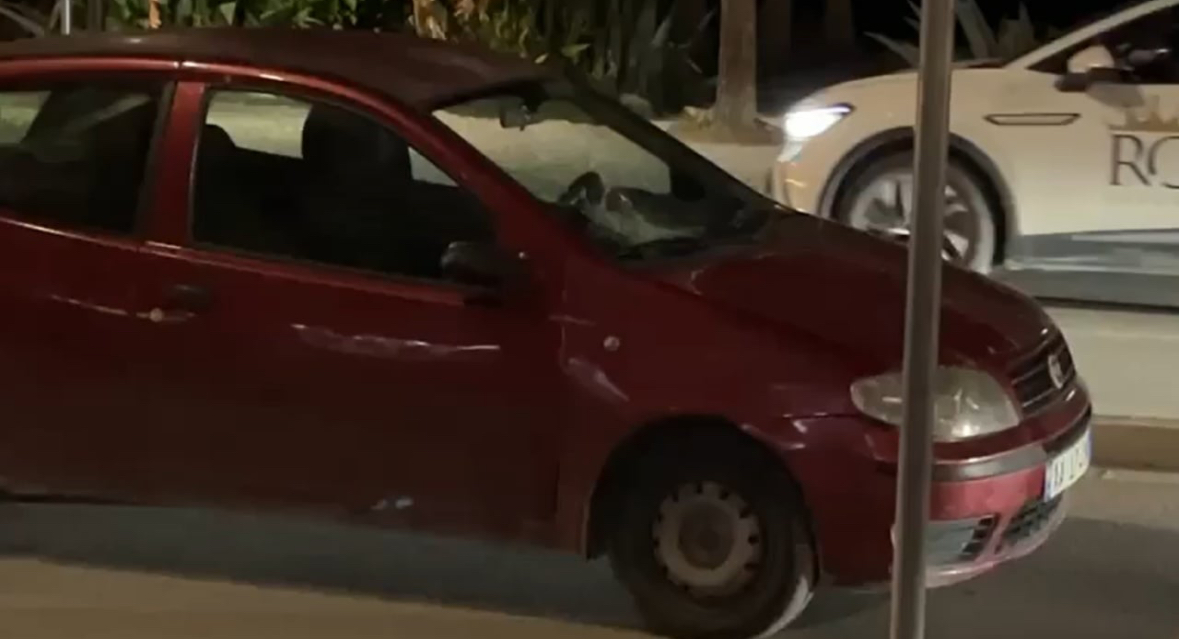 Aksident në Vlorë, makina e 72-vjeçarit del nga rruga dhe përplas në trotuar dy të moshuarat