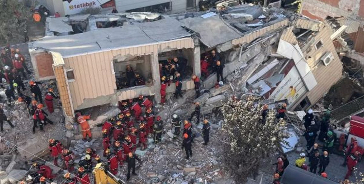 Shembet ndërtesa 7-katëshe në Stamboll, 5 persona të bllokuar nën rrënoja 