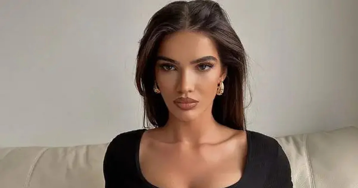 Arbenita Ismajli surprizohet me një buqetë gjigante trëndafilash, kush është personi që ia dërgoi? 