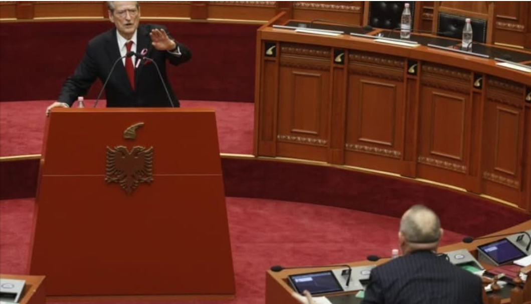 “Ku e ke çantën lujvuton”/ Berisha shkrin gazit deputetët socialistë, Manja heq xhaketën: Të sfidoj Sali, copa jote kushton 2 mijë euro pa hak pune