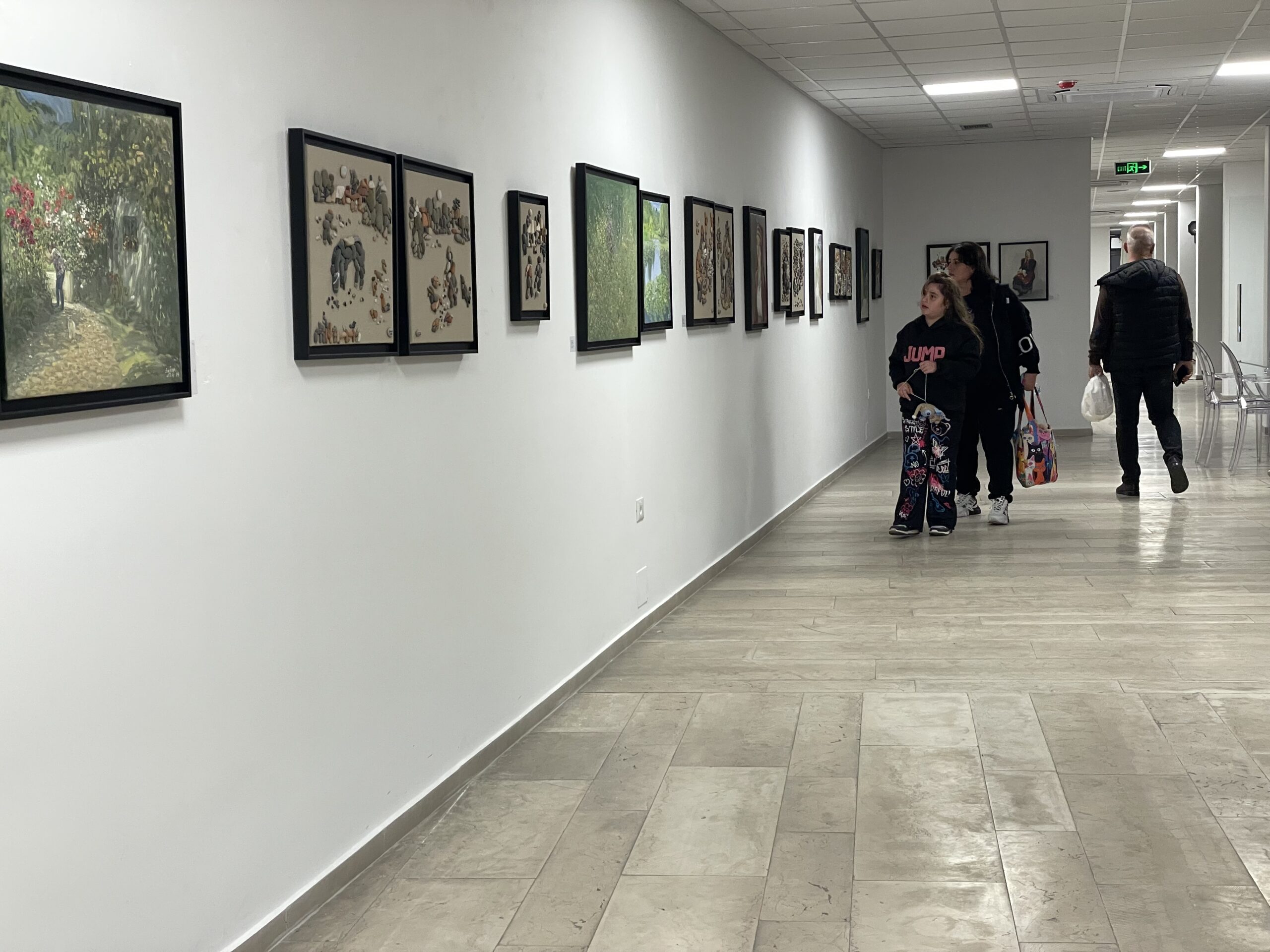 Emjona Stasi, ekspozita nr 7 me guralecë dhe rrugica nga piktorja e Durrësit