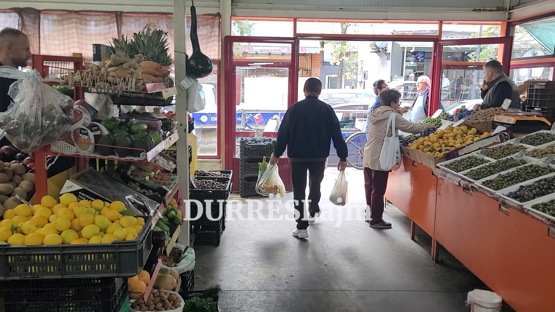Produkte ushqimore të sigurta?! Konsumatorët në Durrës janë mjaft skeptikë (VIDEO)