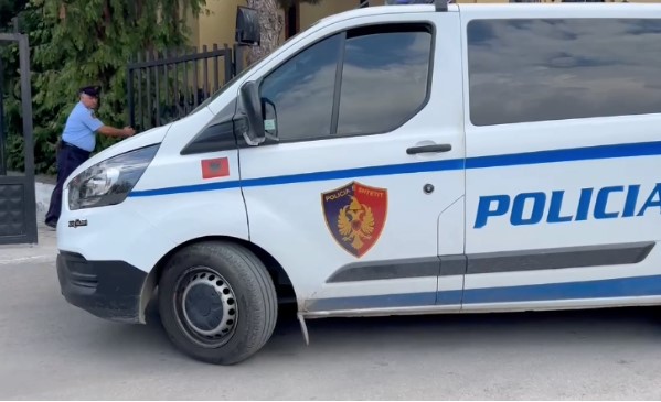 Të dënuar për dhënie ndihmë kundrejt pagesës, emigrantëve që lëvizin ilegalisht, arrestohen dy persona (EMRAT)