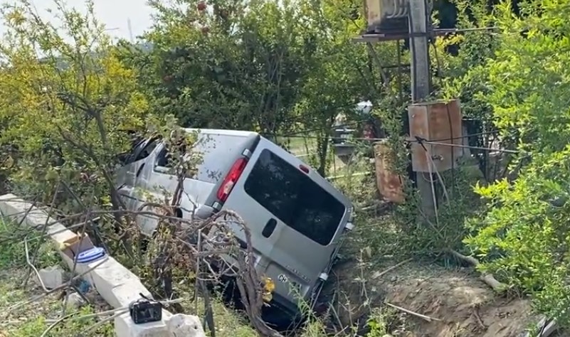 Furgoni me turistë del nga rruga dhe përfundon në kanal, 5 të lënduar, shoferi në gjendje të rëndë