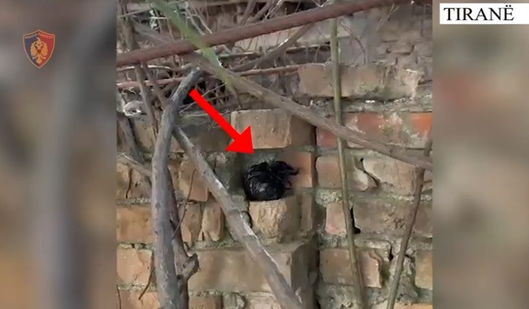 Shisnin lëndë narkotike në kryeqytet, arrestohen dy të rinj! Policia sekuestron drogë dhe armë të ftohta