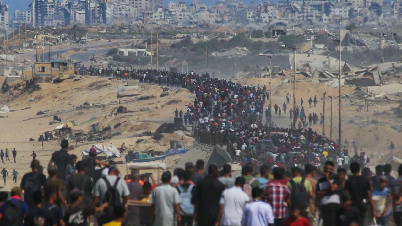 Pas tërheqjes së forcave izraelite, mijëra palestinezë fillojnë të rikthehen në Gaza