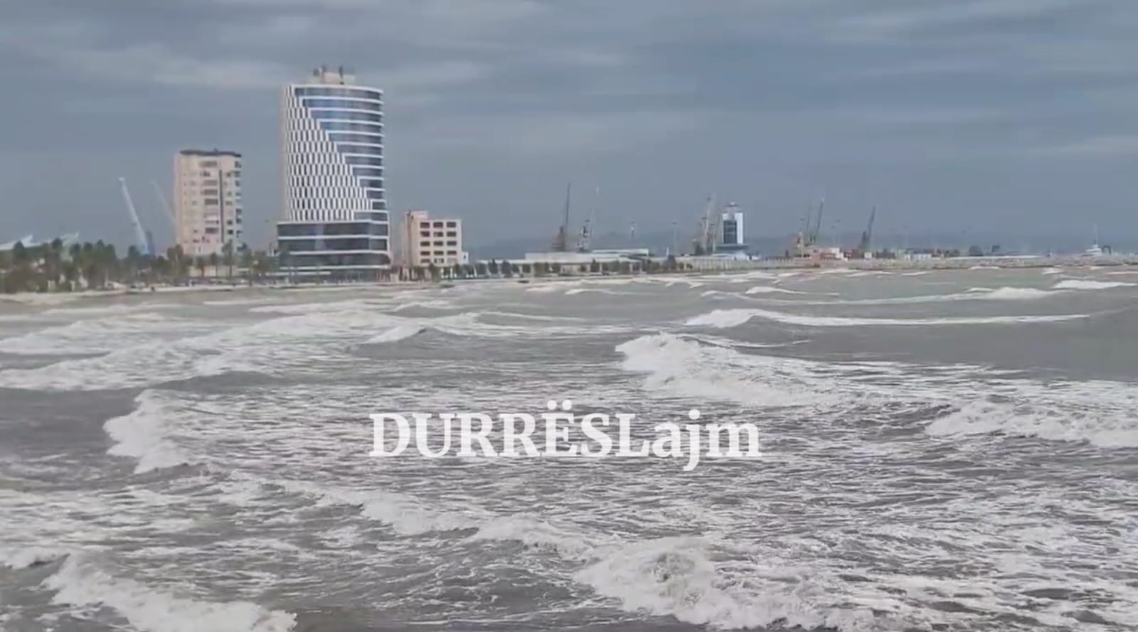 Shkëputet bova e kanalit hyrës në portin e Durrësit, përfundon pranë shëtitores &#8220;Taulantia&#8221; (VIDEO)