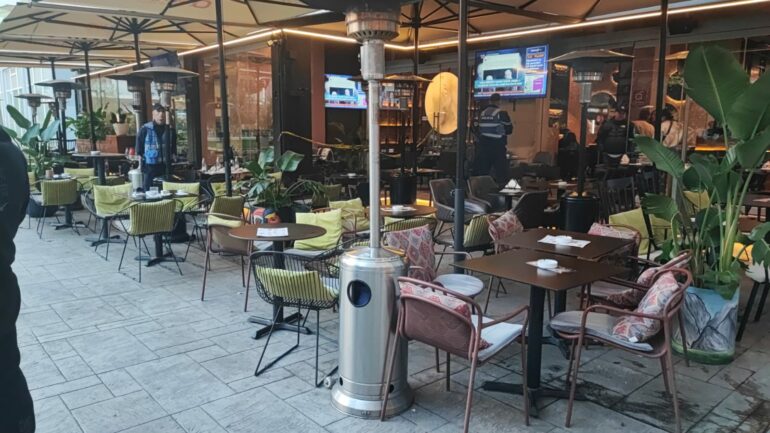 Vrau me thikë kamarierin në lokal, arrestohet nga policia autori i ngjarjes