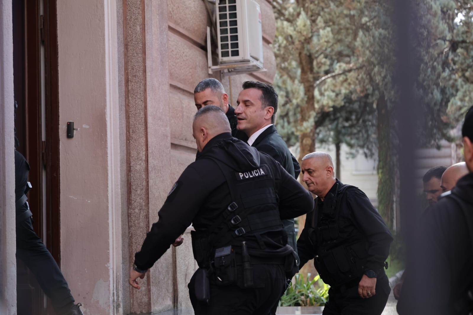 Veliaj lë furgonin e policisë dhe hyn në Gjykatën Kushtetuese