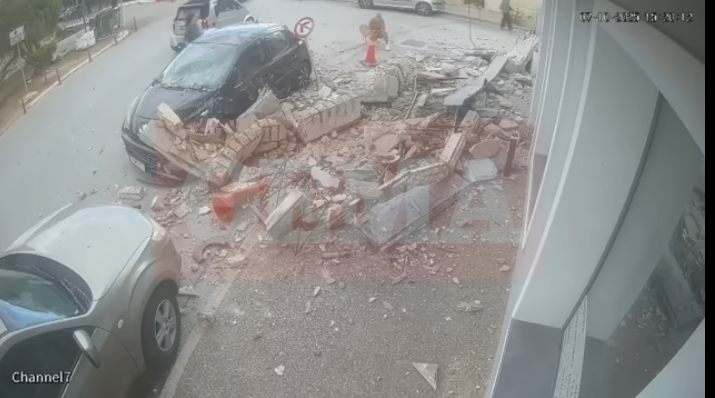 VIDEO/ Shembet ballkoni dhe përfundon në trotuar, shihni si shpëton mrekullisht gruaja