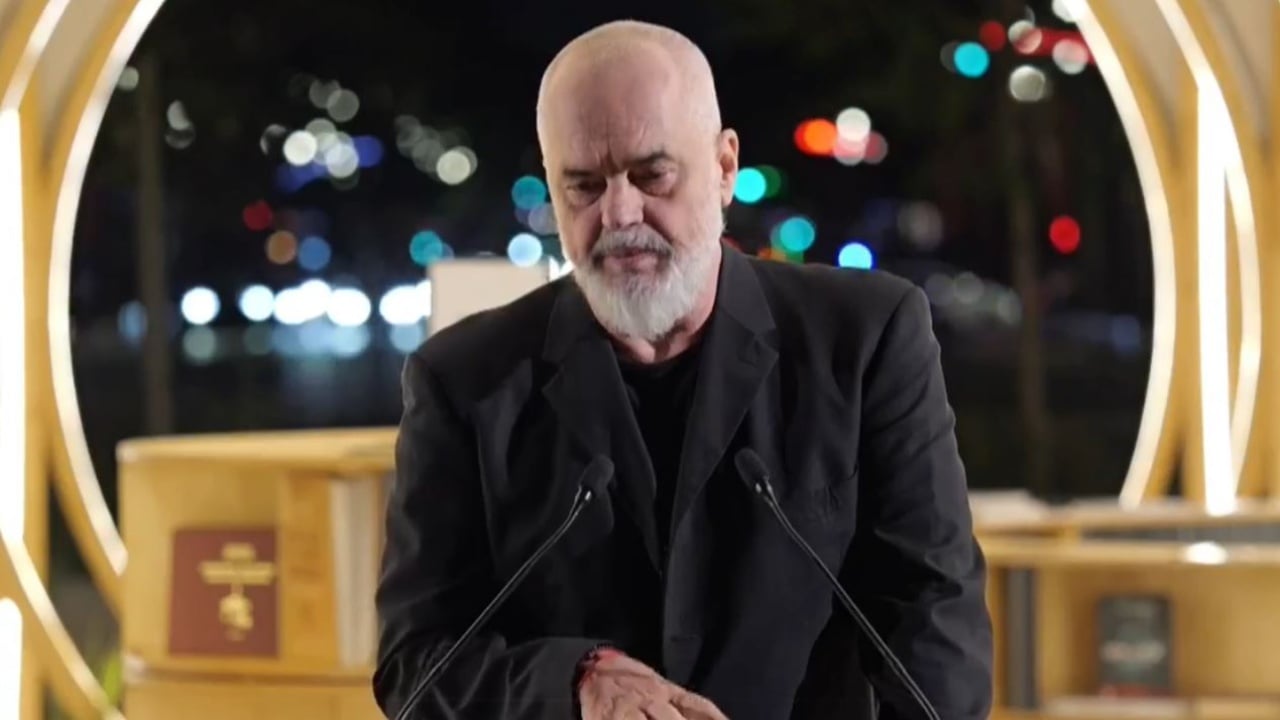 Inaugurohet “Tirana Moons” në sheshin &#8220;Nënë Tereza&#8221;