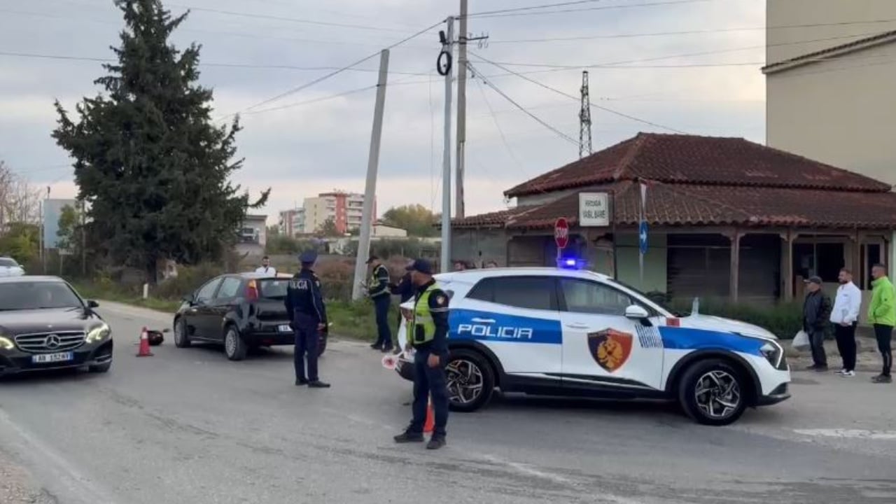 Makina përplas motomjetin, drejtuesi mbetet i plagosur