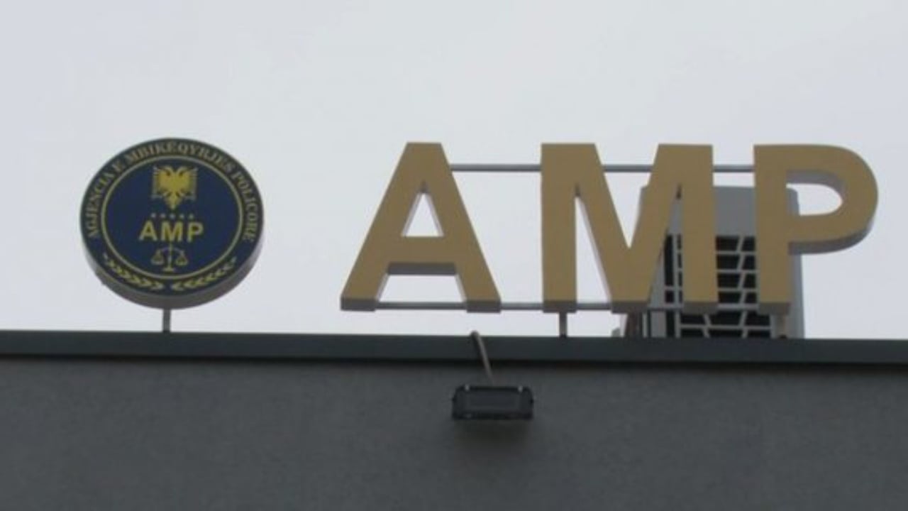 Kultivonte lëndë narkotike dhe mbante armë pa leje, vihet në pranga polici, në kërkim i vëllai