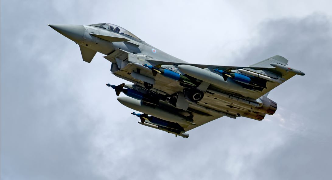 Avioni luftarak rrëzohet gjatë stërvitjes ushtarake në Itali, 2 pilotët vdesin mes flakëve