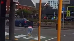 Stuhi në Zelandën e Re, gruaja ngrihet në ajër nga erërat e forta (VIDEO)