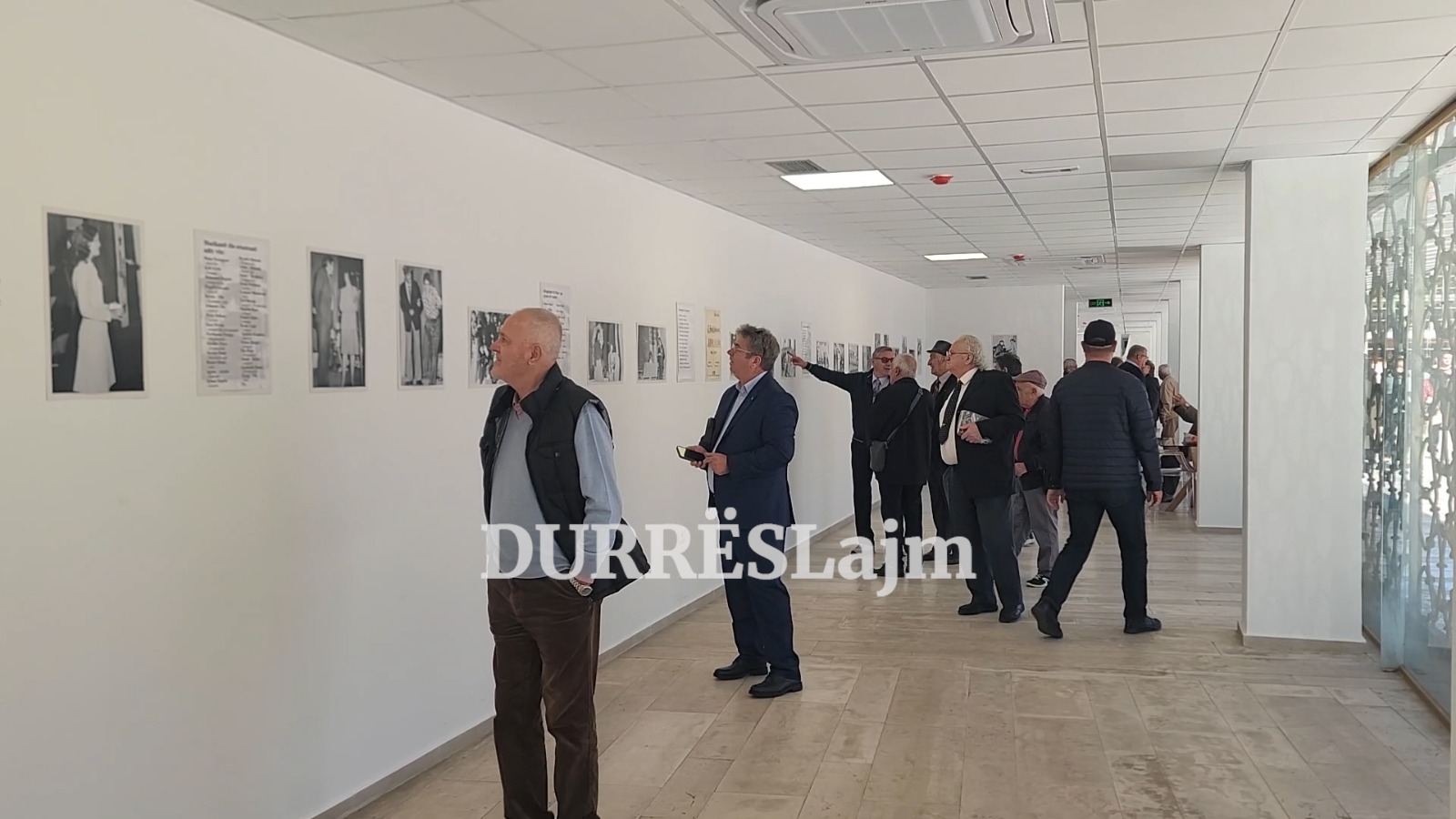 Një ekspozitë fotografike dedikuar Pallatit &#8220;Rinia&#8221; të Durrësit (VIDEO)