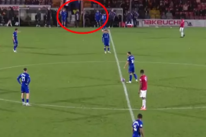 Çudi në Angli! Vetëm 30 sekonda lojë, rivali i Mançester Junajtid bën dy zëvendësime “tallëse”