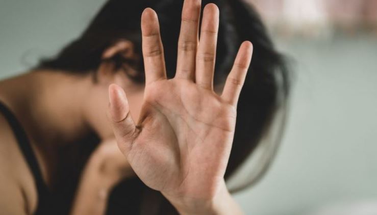 Kreu marrëdhënie seksuale me dhunë me 18-vjeçaren në Shijak, arrestohet 44-vjeçari. Policia i gjen në banesë&#8230;