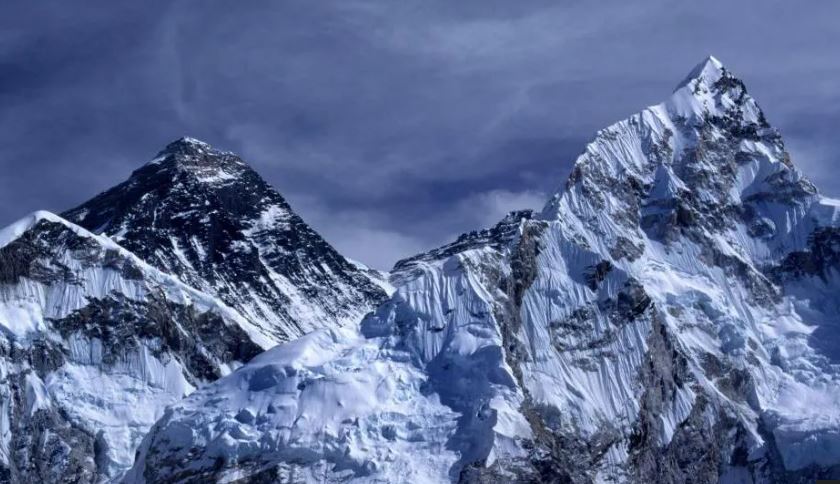 Stuhia e borës bllokon rreth 1,000 alpinistë në shpatet e malit Everest