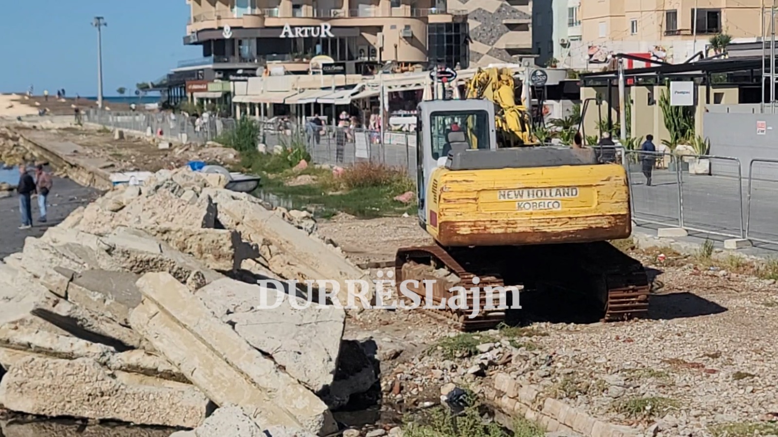 Qytetarët e Durrësit të indinjuar nga ndërprerja e punimeve në shëtitoren &#8220;Taulantia&#8221; (VIDEO)
