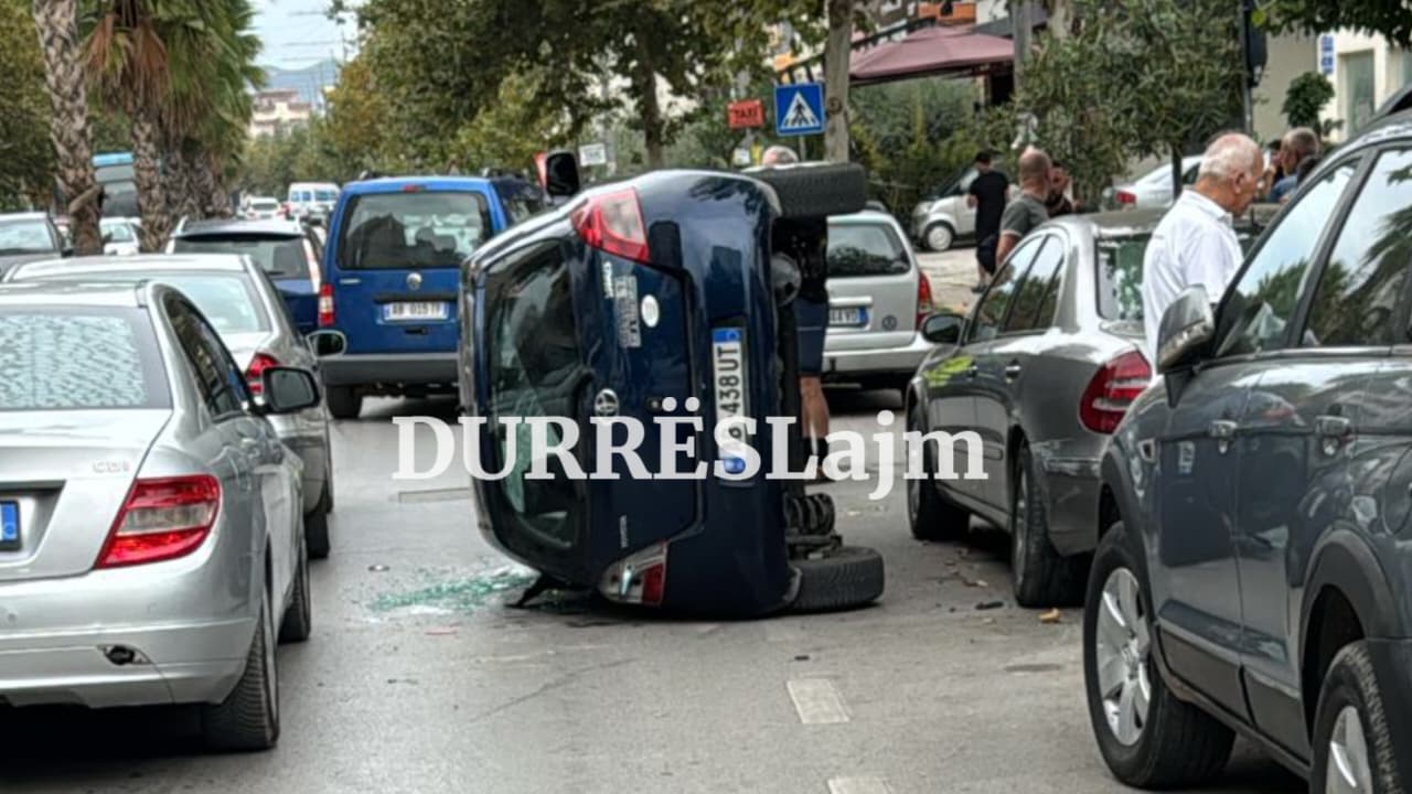 Batohet makina në mes të rrugës në Durrës (VIDEO)
