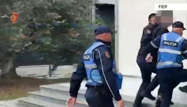 Qarkullonin të armatosur dhe nuk iu bindën urdhrit për të ndaluar. 2 në pranga, mes tyre një vajzë