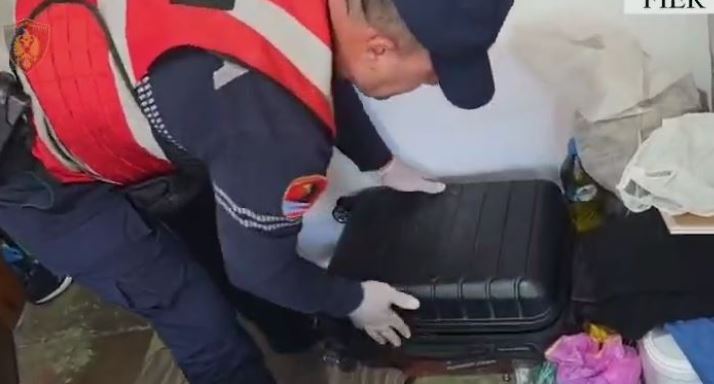 Pjesë e një rrjeti shpërndarësish, 31-vjeçari kapet me 3,6 kg hashash, para dhe…