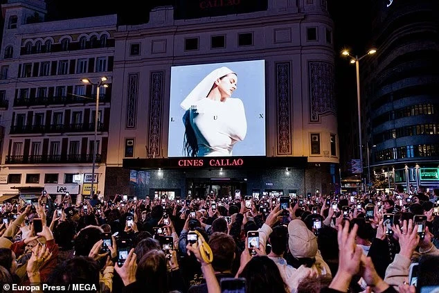 Shfaqje pa leje? Rosalía përballet me gjobë deri në 600 mijë euro në Spanjë