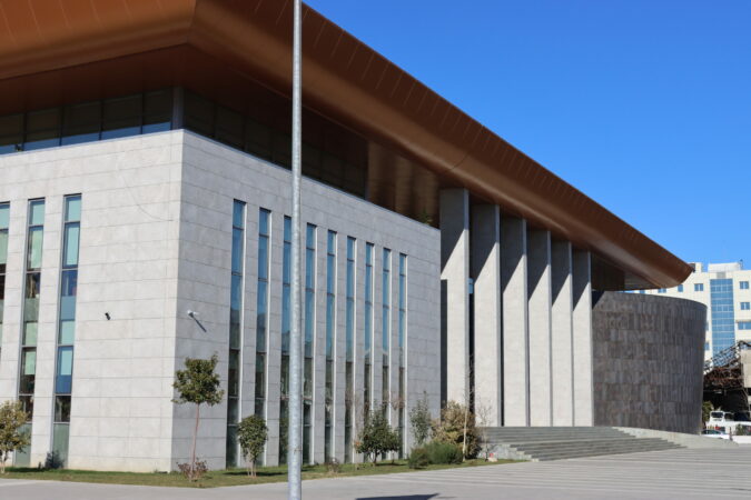 Vrasja e gjyqtarit/ KLGJ kundër ministres Koçiu: “Illyrian Guard” përgjegjëse për sigurinë! Një polic te dera!