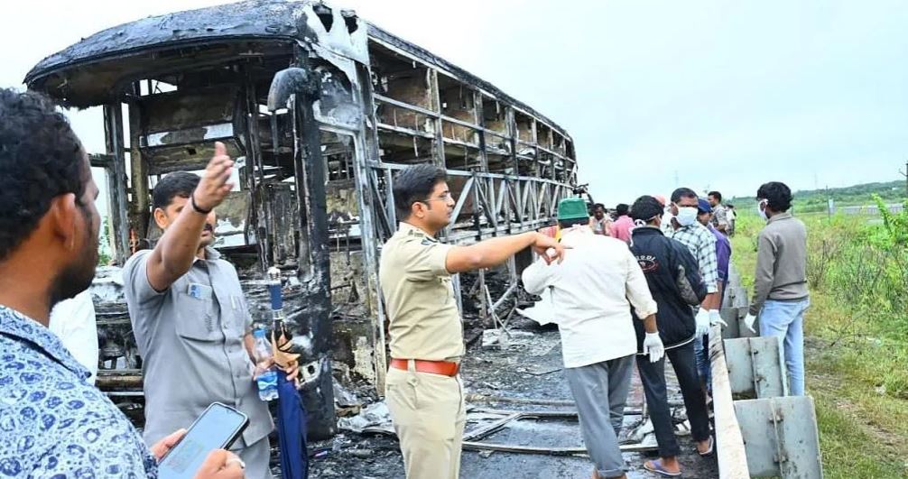 Tragjedi në Indi, autobusi shpërthen në flakë dhe vret 19 pasagjerë! Ja çfarë e shkaktoi shpërthimin
