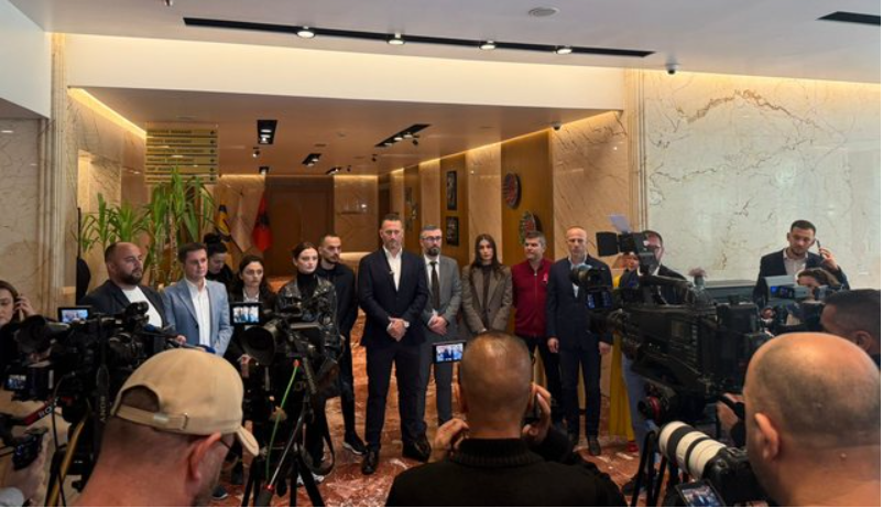 Florian Binaj bashkon opozitën, fushatës i bashkohet Hasimja, Alimehmeti dhe Doda