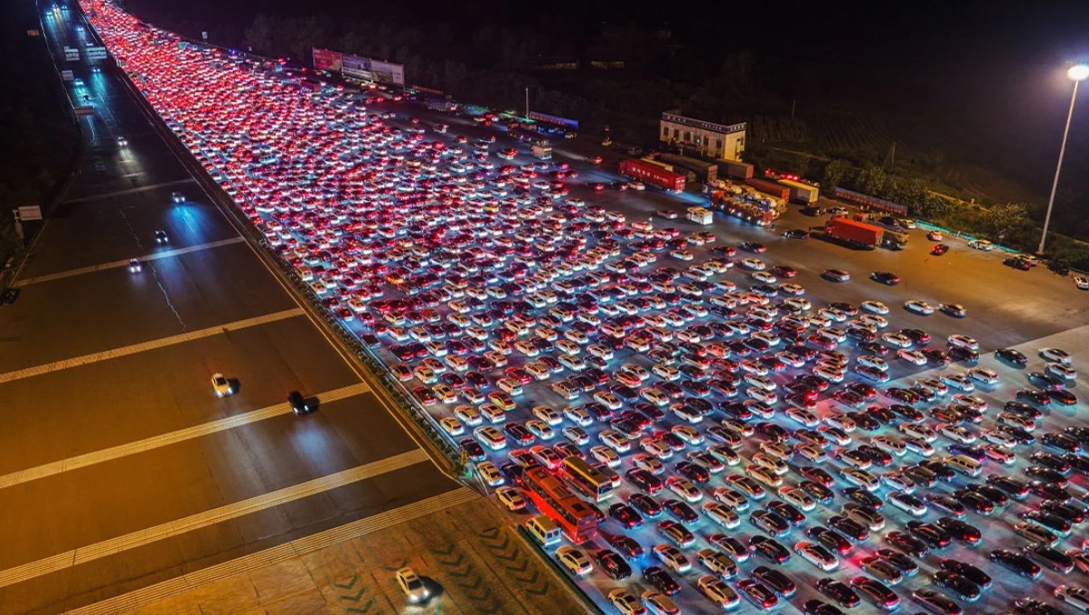 VIDEO/ Imazhe të pabesueshme nga Kina! Bllokimi më i madh i trafikut i të gjitha kohërave, në pritje për më shumë se 24 orë