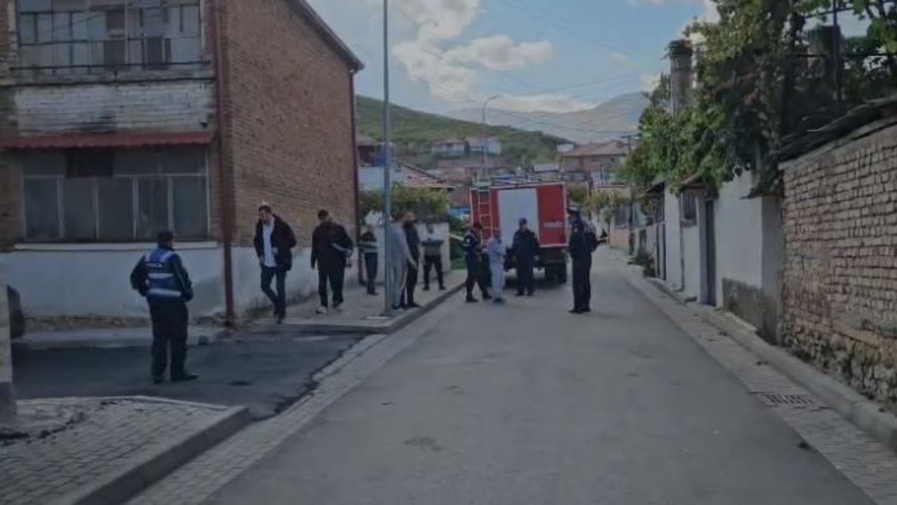 Thellohet bilanci në Maliq, pas nënës vdes dhe djali 14-vjeçar, në gjendje të rëndë dhe 6-vjeçarja