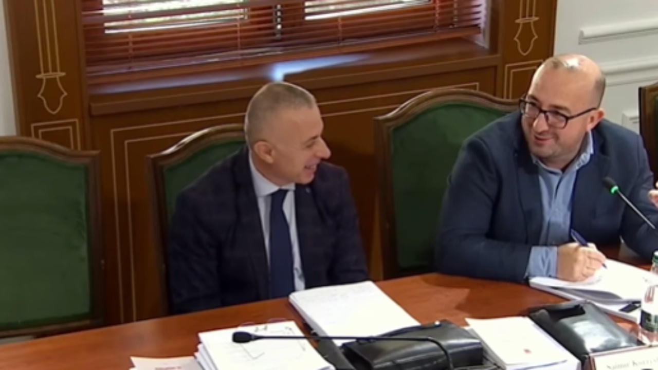 “Qafsh mua ka ndonjë nënpunës civil sot që nuk e ka teserën e PS?”/ Deputeti i PD, ironi në komision
